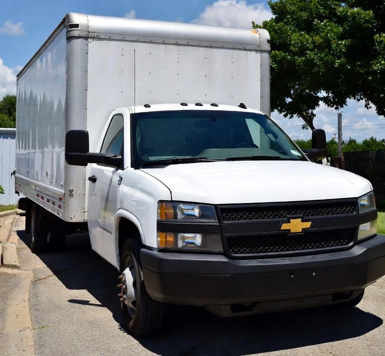 9 Reasons the 2009 Chevrolet C6500 Box Truck 13'6 Is a Smart Buy